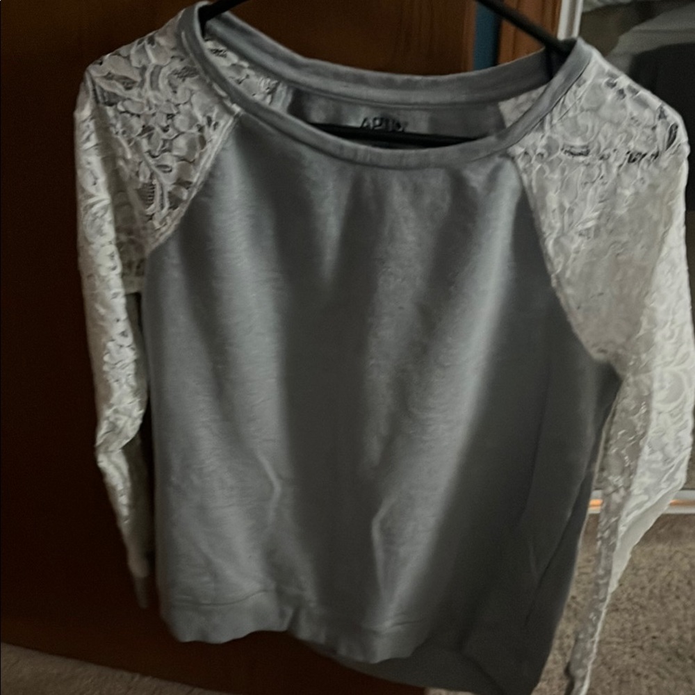 APT.9 top. Sweatshirt with lace sleeves. Size small.